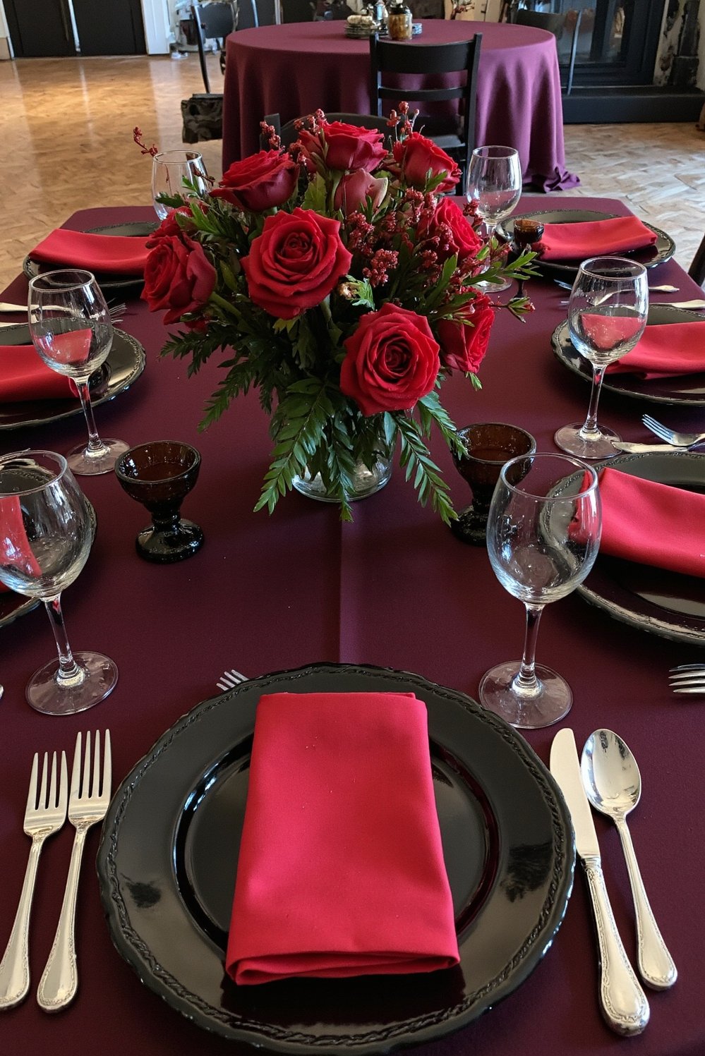 Moody Romantic Wedding Decor - Opulent Dark Romantic Wedding Table Setting - Moody romantic wedding decor: Dark wedding inspiration. I...