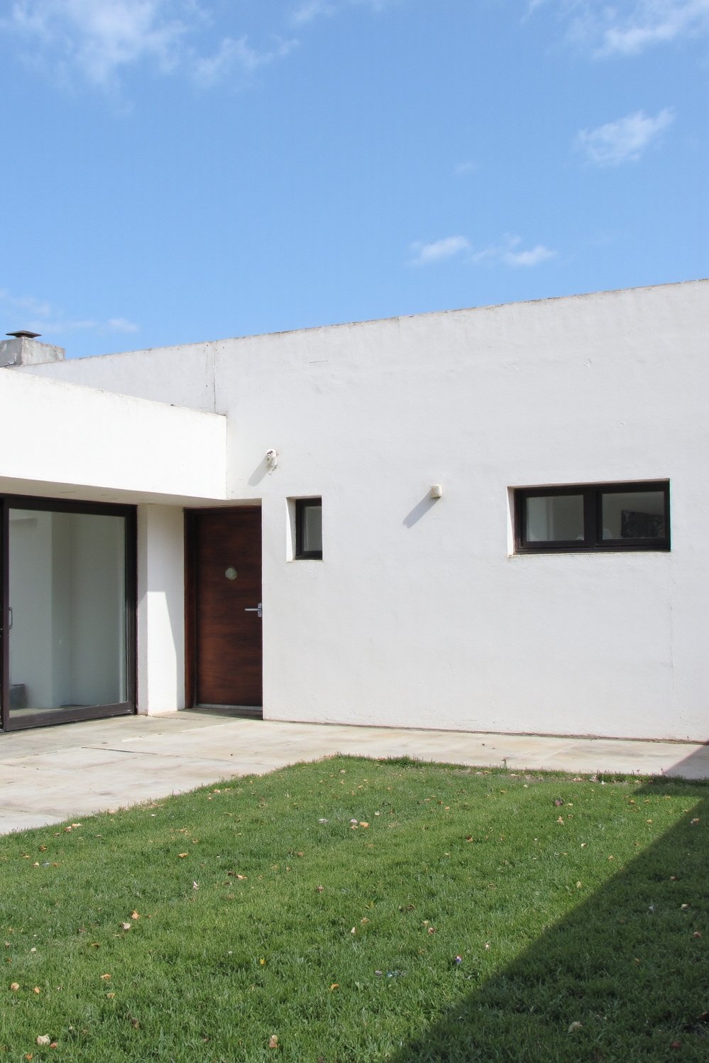 Modern house exteriors - Modern Minimalist Home: White Stucco & Big Windows - This minimalist home boasts a flat roof and...