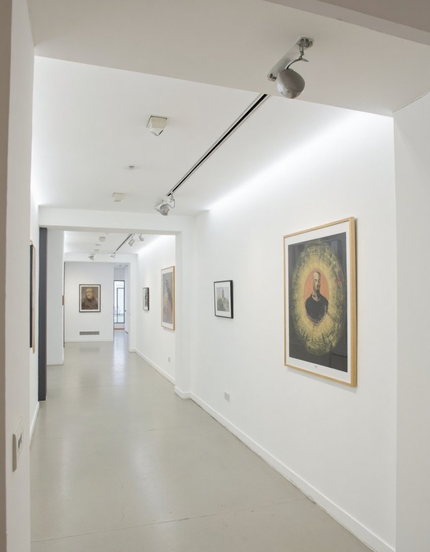 Innovative contemporary ceiling design - Smooth White Ceiling with Spotlights: Modern Design - Simple, yet stunning ceiling design. Clean white surfaces...