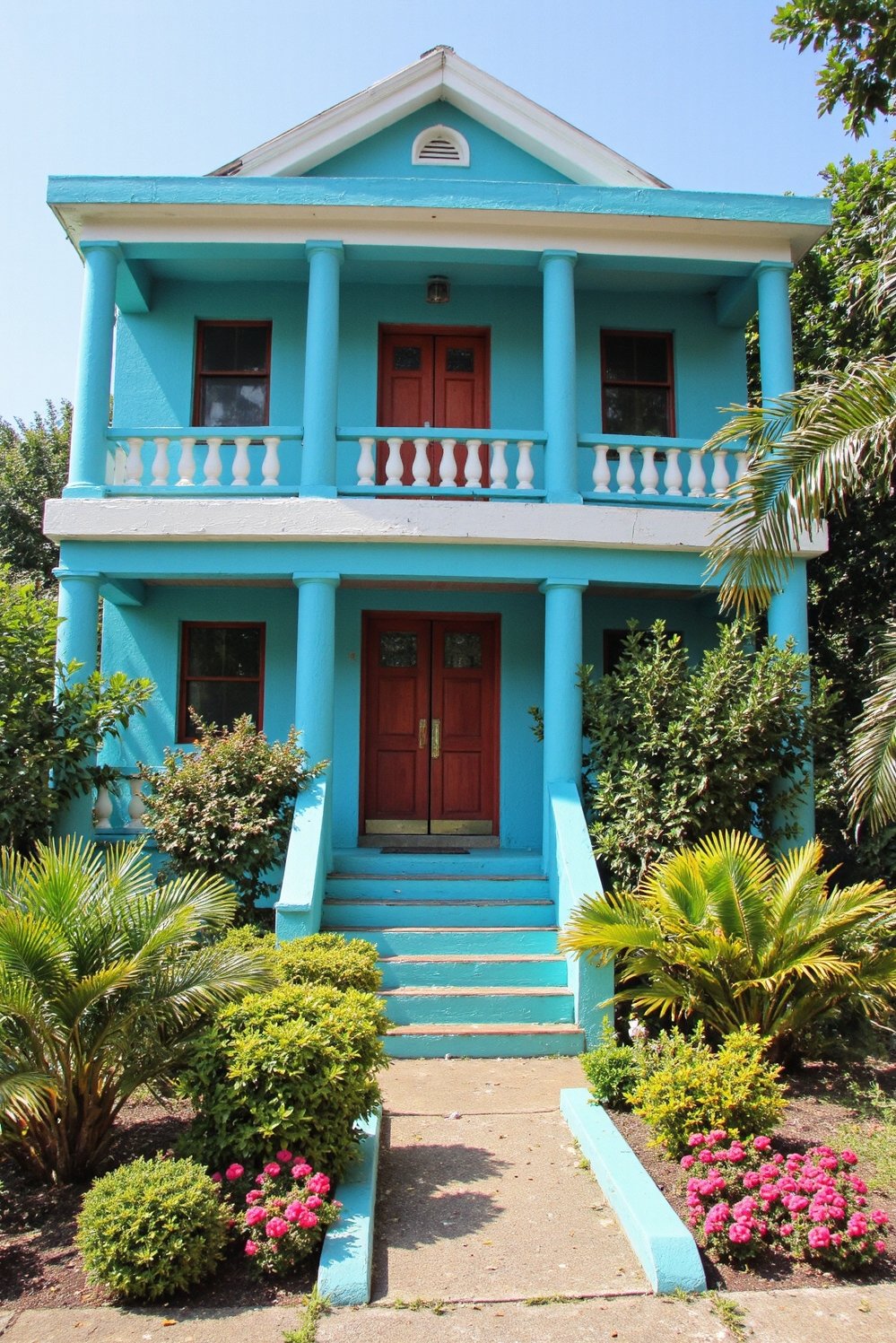 tropical house design ideas - Vibrant Tropical Home Exterior & Lush Landscaping - Escape to paradise with this vibrant tropical home...