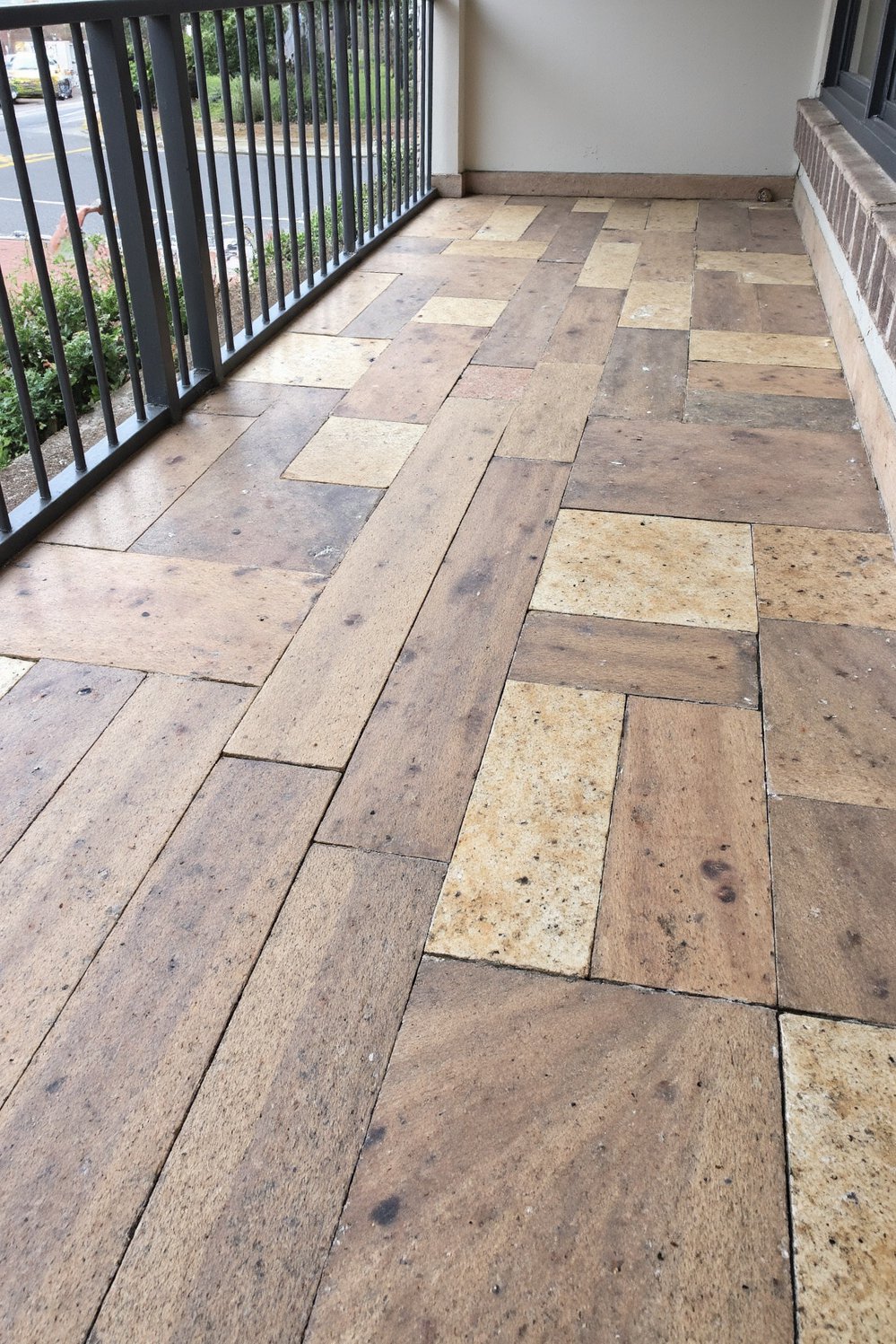 Balcony flooring ideas - Stylish Wood & Stone Balcony Flooring Ideas - Upgrade your balcony with a stunning wood and...