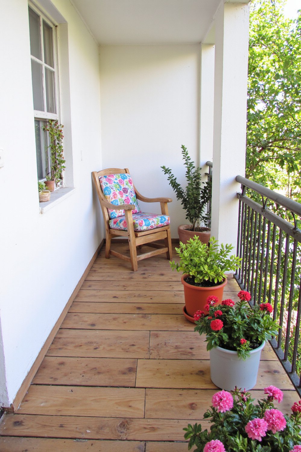 Balcony flooring ideas - Reclaimed Wood Balcony Flooring: Cottage Style Design - Reclaimed wood planks create a charming cottage-style balcony....