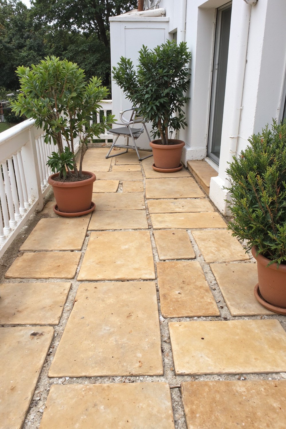 Balcony flooring ideas - Beige Stone Paving: Relaxed Balcony Flooring Ideas - Large, beige paving stones create a simple, yet...
