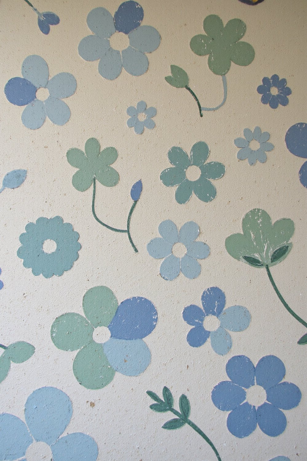 Hand painted wall pattern - Rustic Floral Brushstroke Accent Wall - Hand-painted wall patterns add a charming, rustic touch...