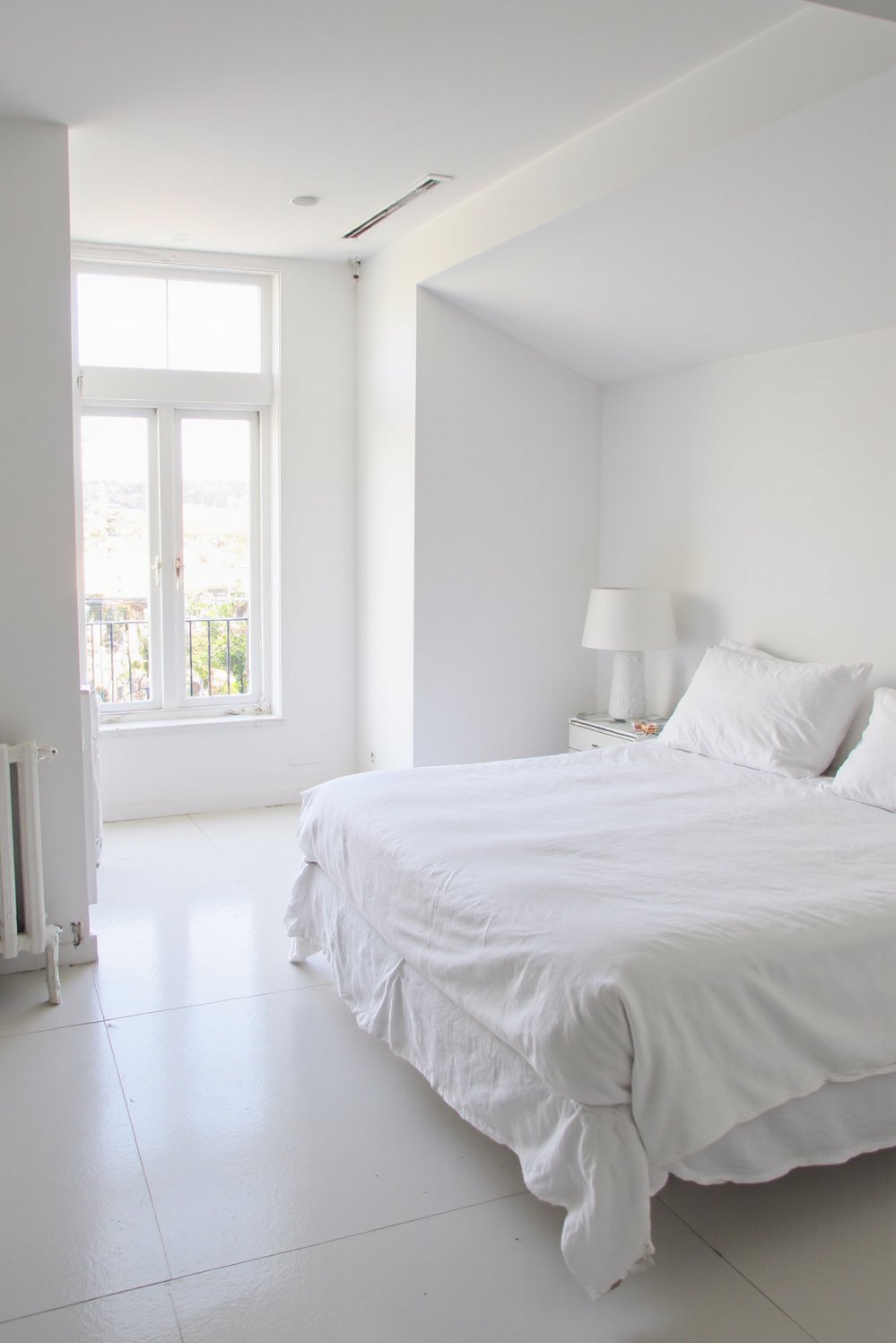 White bedroom decor ideas - Minimalist White Bedroom: Clean Geometric Design - White bedroom, minimalist design. Clean lines and geometric...