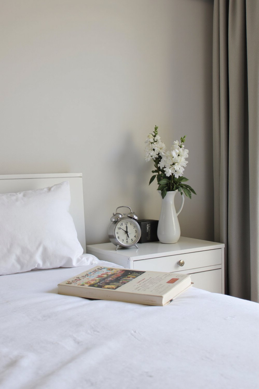 Tips for minimalist bedroom decoration - Minimalist Bedroom: Declutter & Simple Decor - Minimalist bedroom decor: less is more. My bedside...