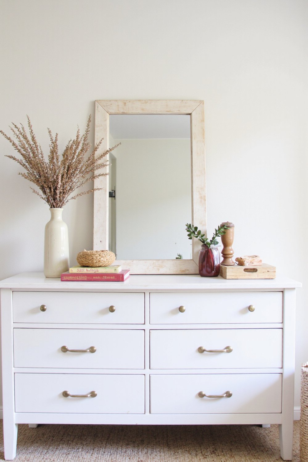 Tips for minimalist bedroom decoration - Declutter Bedroom: Minimalist Dresser Styling - Declutter your bedroom with minimalist style! This dresser...