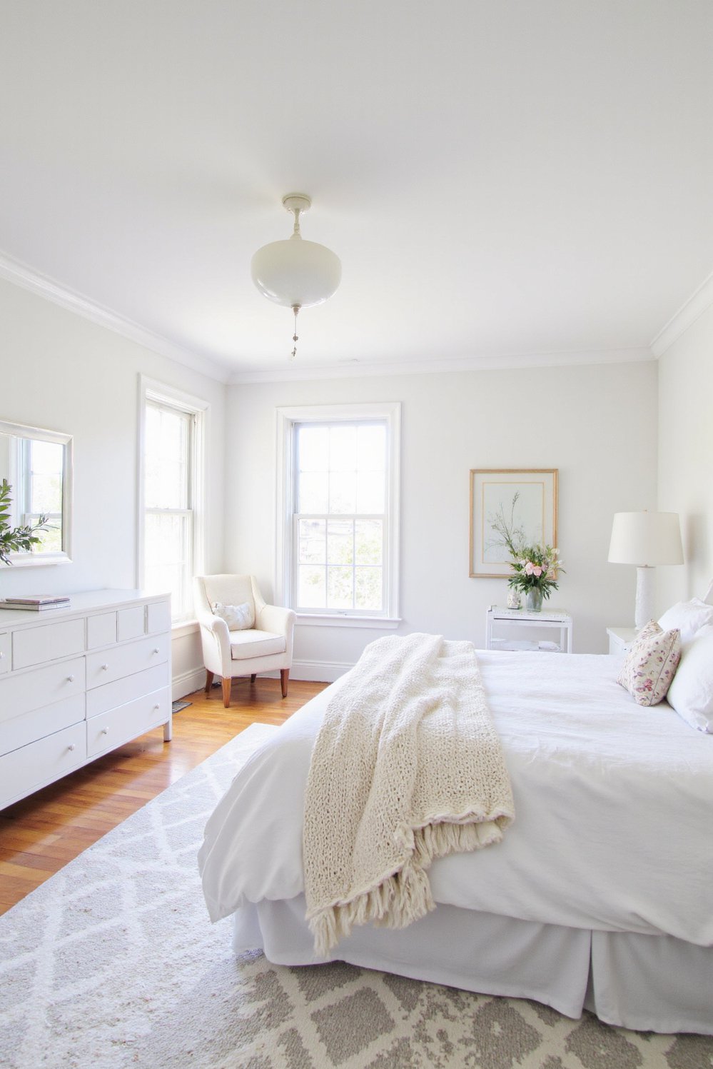 White bedroom decor ideas - Spacious White Bedroom: Geometric Rug & Crisp Linens - White bedroom design ideas for a spacious room....