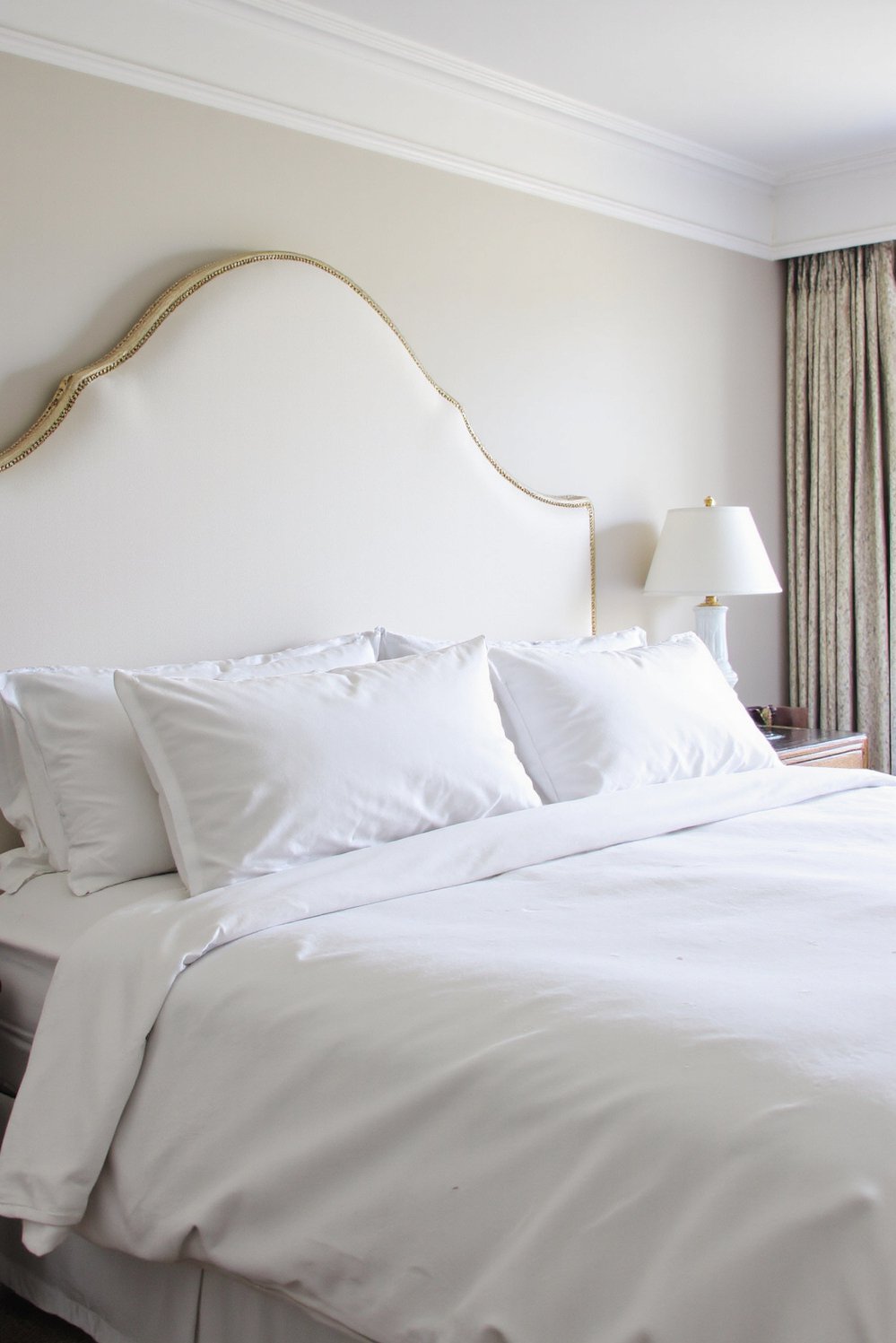 White bedroom decor ideas - Luxurious White Bedroom Design with Velvet Headboard - White bedroom, glamorous and luxurious. A plush velvet...