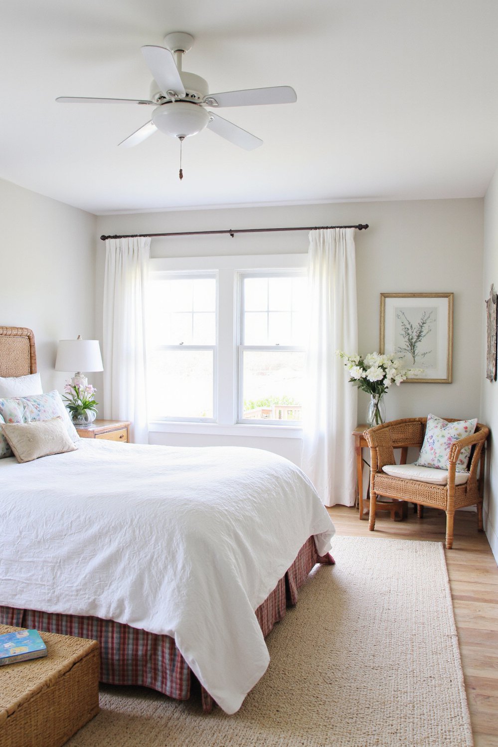 White bedroom decor ideas - Beach House White Bedroom: Relaxed & Airy Design - Beach style white bedroom. Light and airy fabrics,...