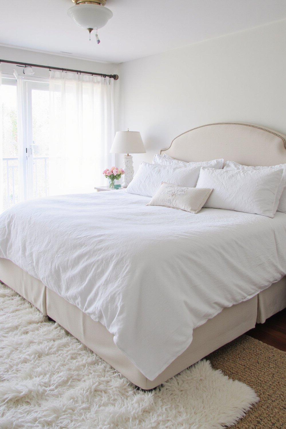 White bedroom decor ideas - Cozy White Bedroom: Plush Bedding & King-Size Bed - White bedroom ideas for a cozy and luxurious...