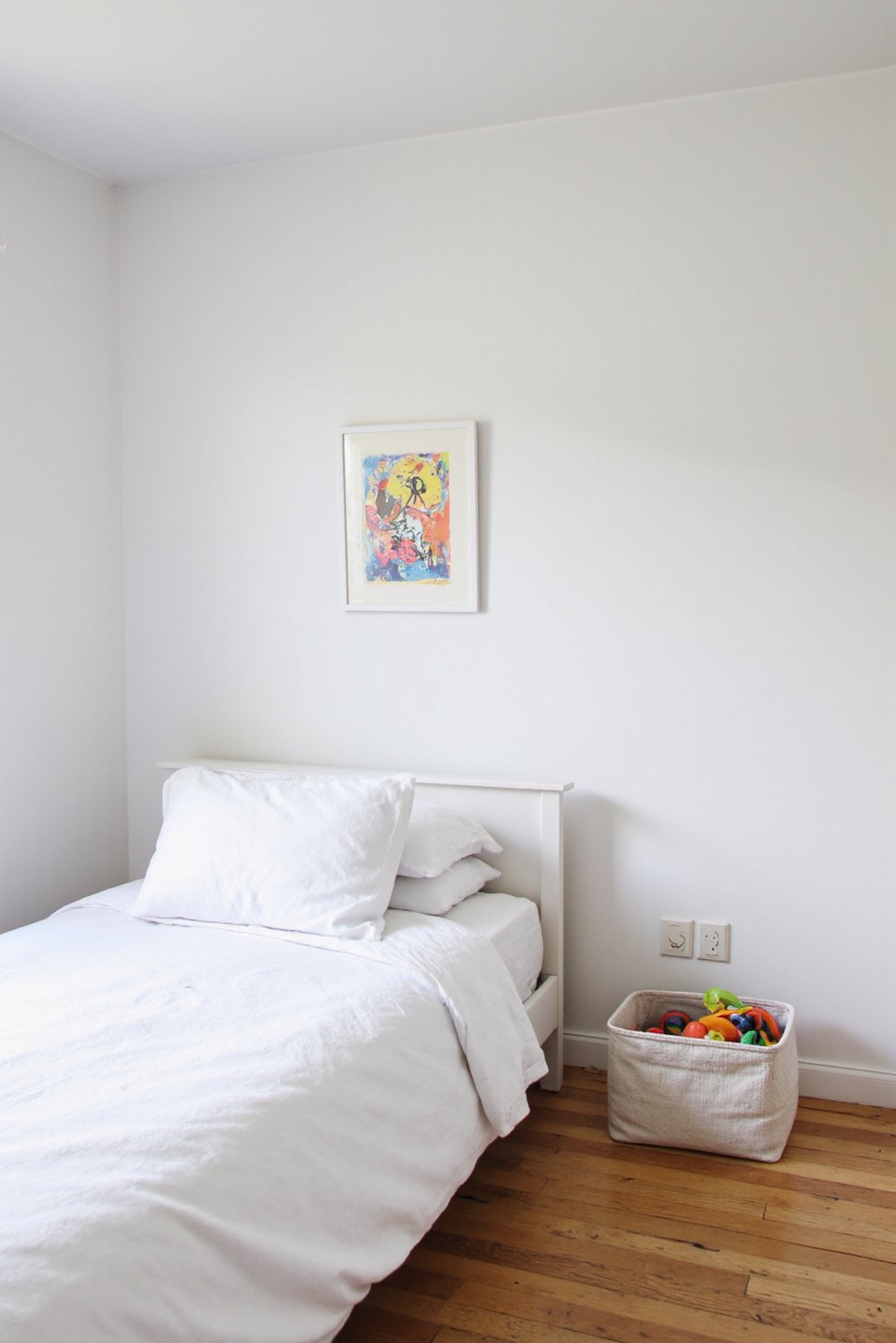 Tips for minimalist bedroom decoration - Minimalist Bedroom: Simple Decor for Kids - Create a calm and restful minimalist bedroom for...