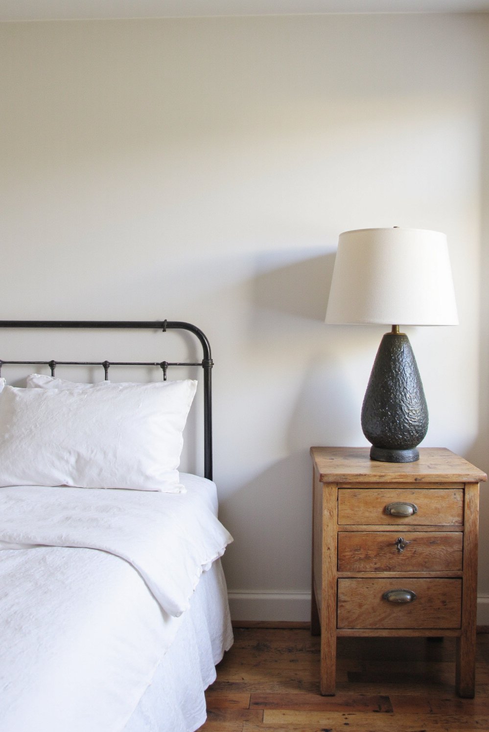 Tips for minimalist bedroom decoration - Rustic Minimalist Bedroom: Declutter & Decorate - Create a serene minimalist bedroom. This rustic farmhouse...