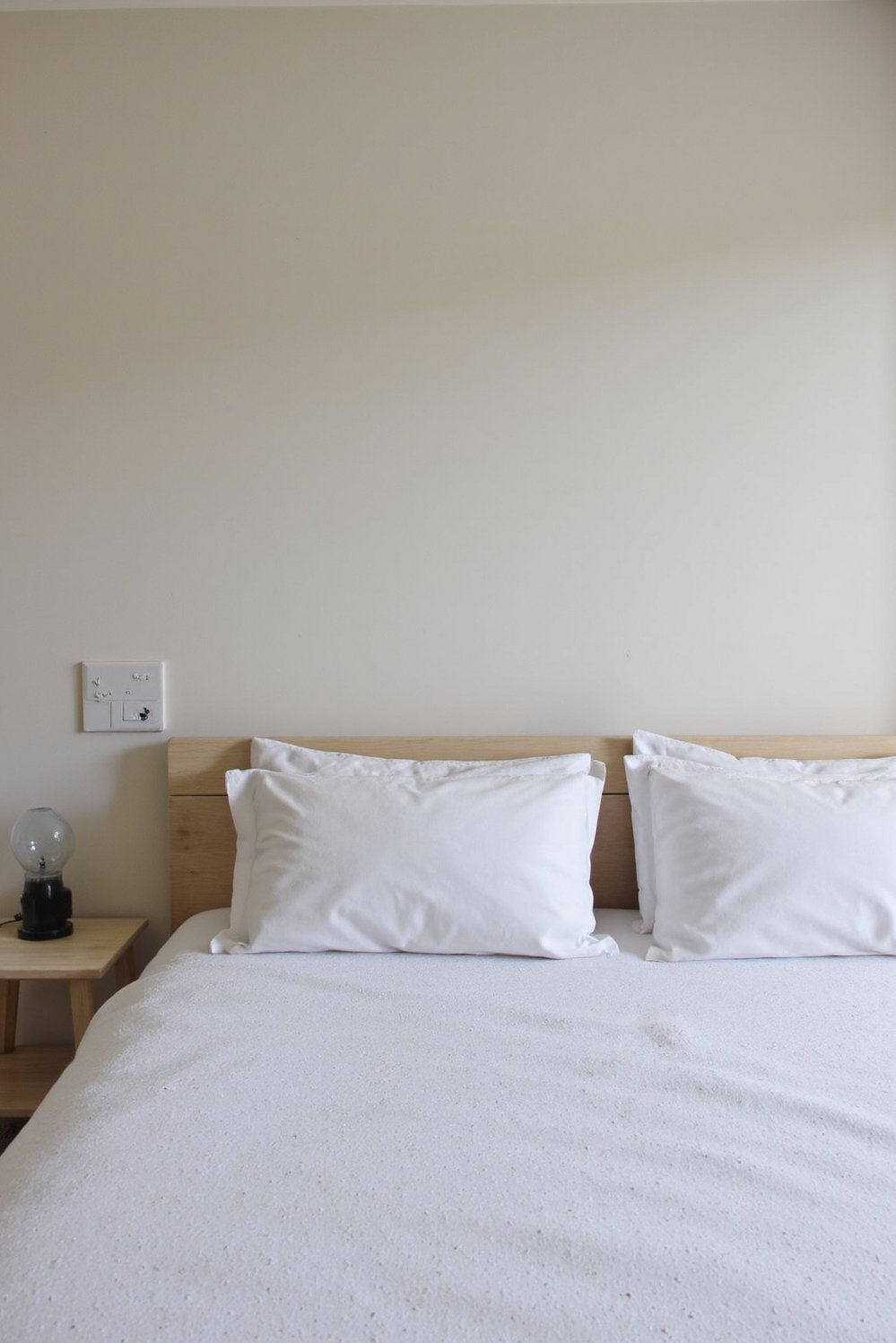 Tips for minimalist bedroom decoration - Declutter Your Bedroom: Minimalist Living Tips - Declutter your bedroom for a calmer you. Minimalist...