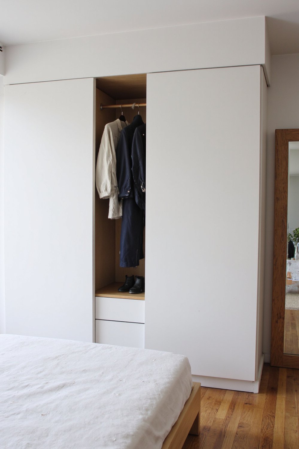 Tips for minimalist bedroom decoration - Small Bedroom Layout: Maximize Space, Minimize Clutter - Maximize your small bedroom space with these minimalist...