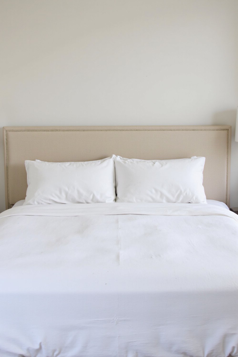 Tips for minimalist bedroom decoration - Elegant Minimalist Bedroom: Simple Decor Tips - Create a serene minimalist bedroom. A simple, elegant...