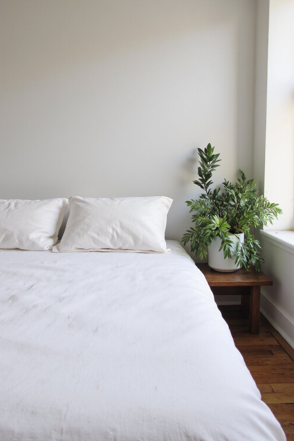 Tips for minimalist bedroom decoration - Serene Minimalist Bedroom: Plants & White Linens - Create a serene minimalist bedroom. I love the...
