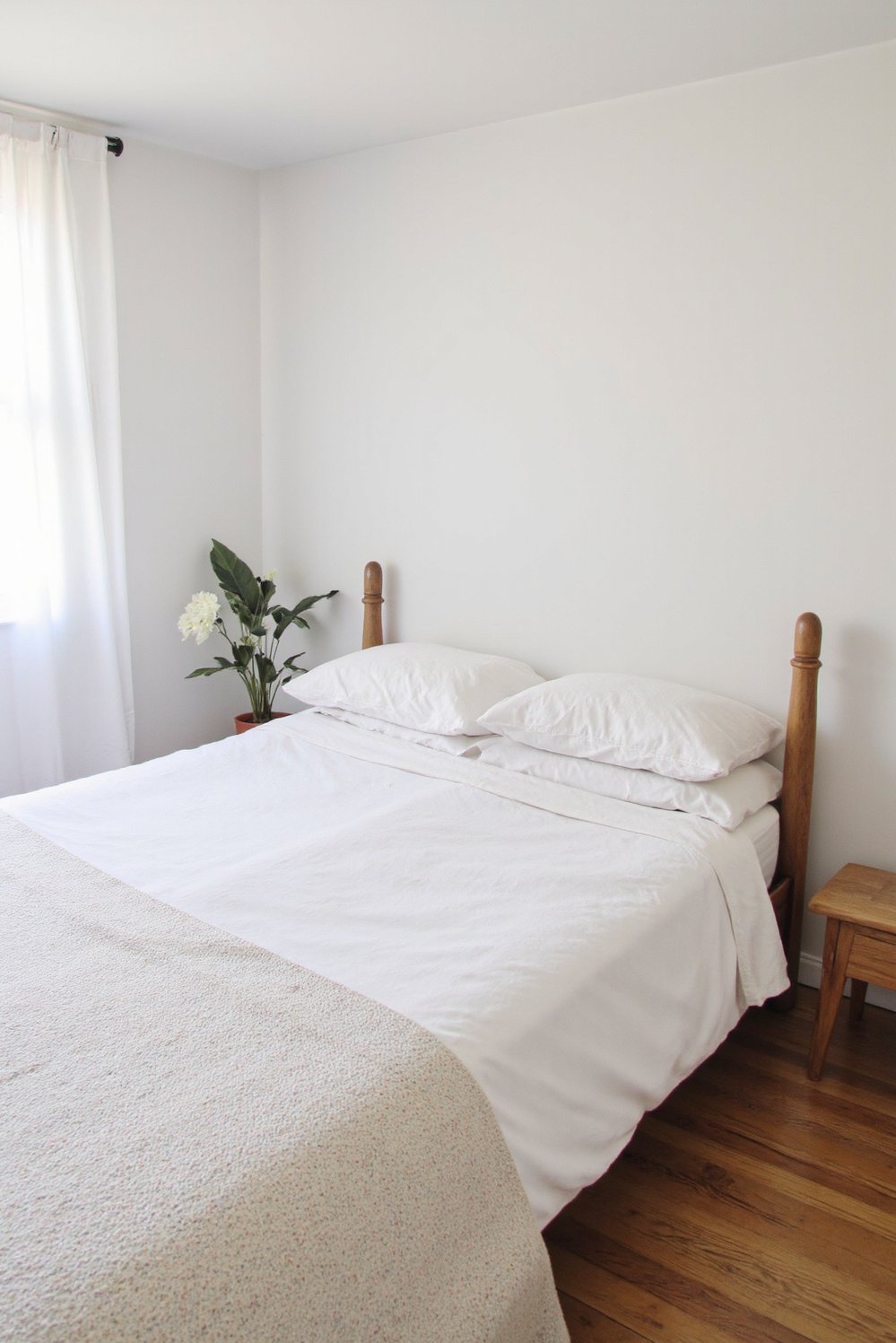 Tips for minimalist bedroom decoration - Declutter & Organize: A Functional Minimalist Bedroom - Maximize space in your small bedroom with this...