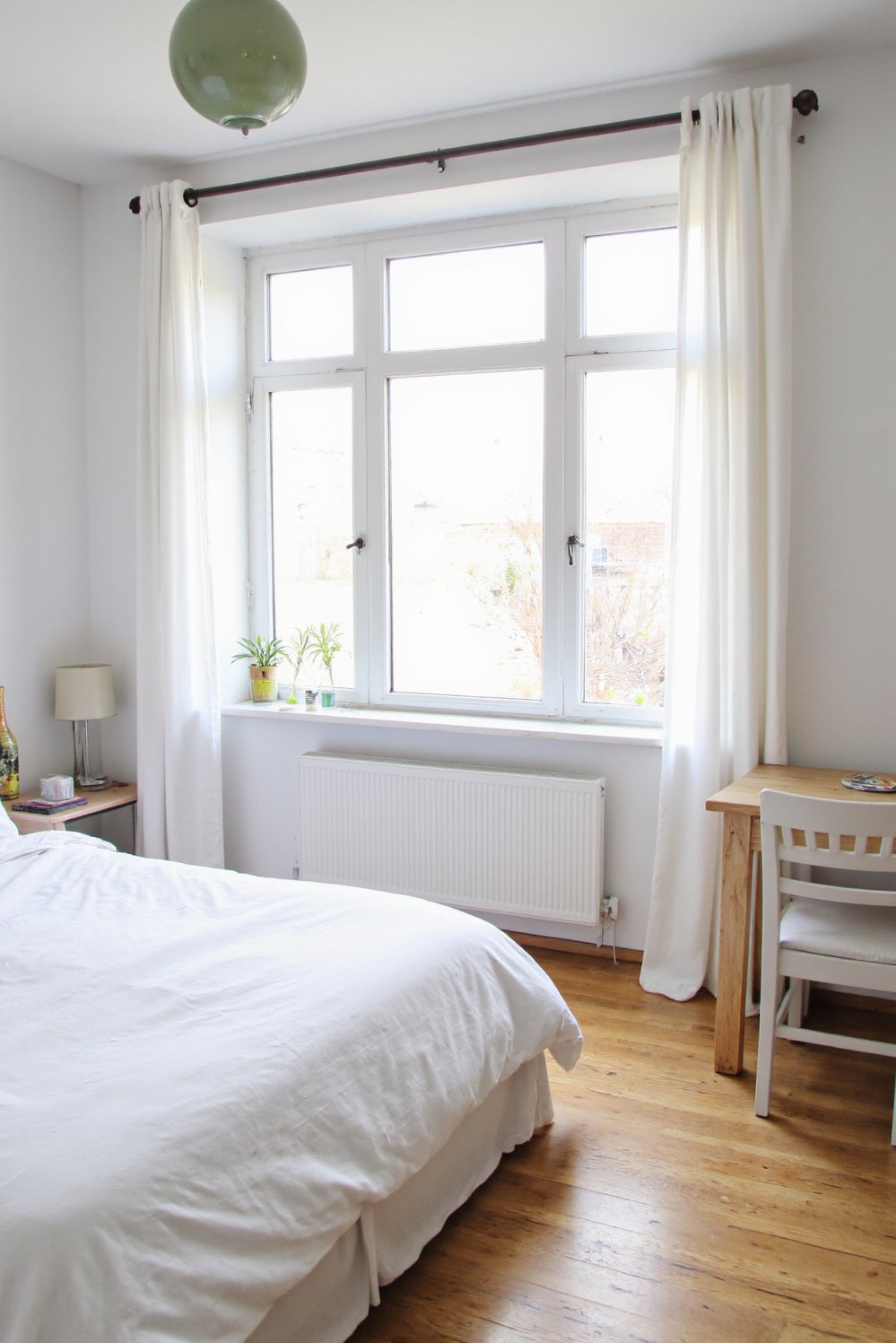 Tips for minimalist bedroom decoration - Bright Minimalist Bedroom: Maximize Space with Light - Maximize space with natural light! This minimalist bedroom...