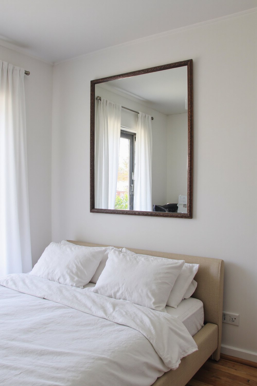 Tips for minimalist bedroom decoration - Small Bedroom? Maximize Space with a Mirror - Maximize your small bedroom space with simple design...