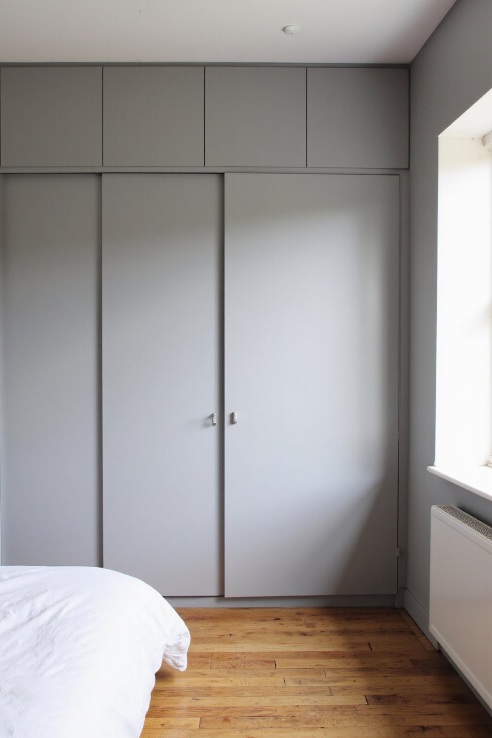 Tips for minimalist bedroom decoration - Small Bedroom Organization: Grey Minimalist Room - Maximize space in your small bedroom with smart...