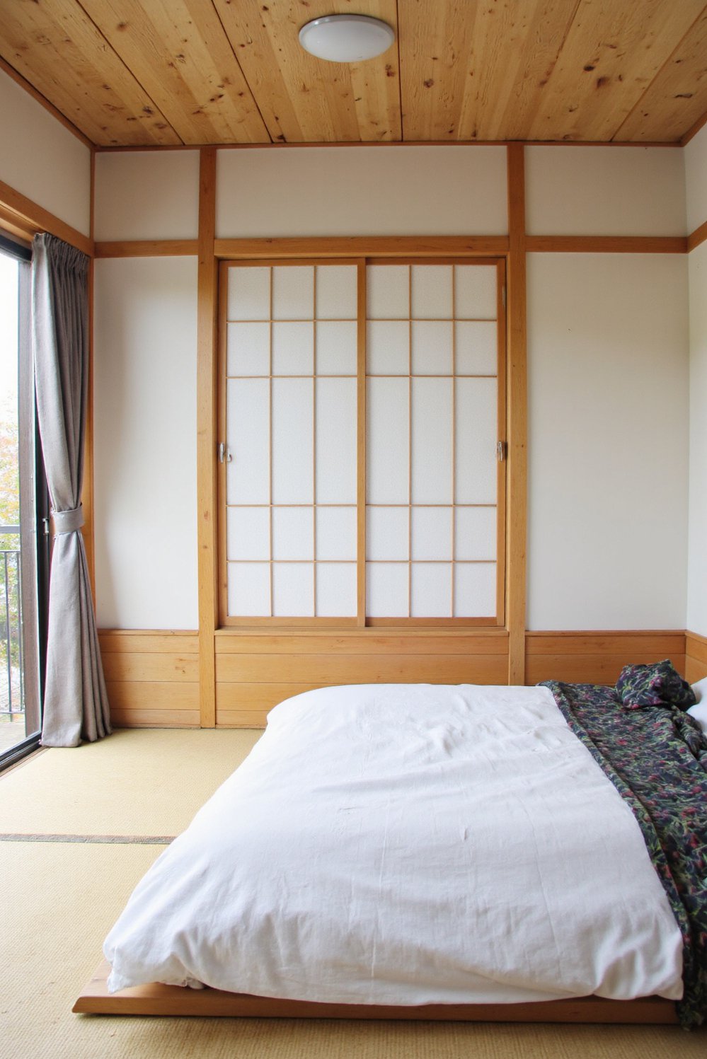 Tips for minimalist bedroom decoration - Japanese Minimalist Bedroom: Tatami & Shoji Screens - This Japanese-inspired bedroom is perfect for small spaces....