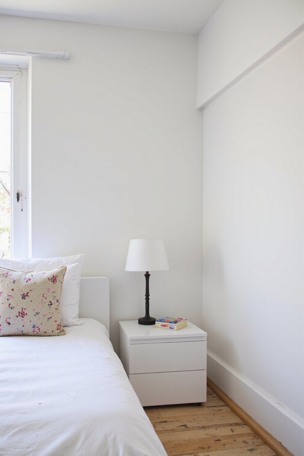 White bedroom decor ideas - Minimalist White Bedroom: Clean Lines & Simple Design - Minimalist white bedroom. Clean lines and simple furniture...