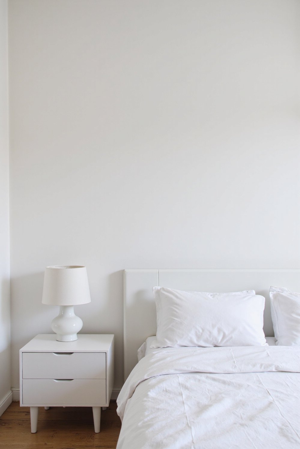White bedroom decor ideas - White On White Bedroom: Minimalist & Sleek Design - Achieve a minimalist white bedroom look. Clean lines...