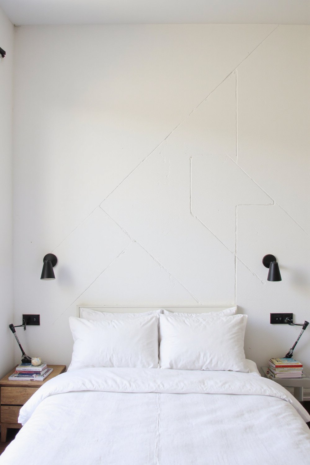 White bedroom decor ideas - Geometric White Wall Bedroom Design Ideas - Modern white bedroom with a bold accent wall....