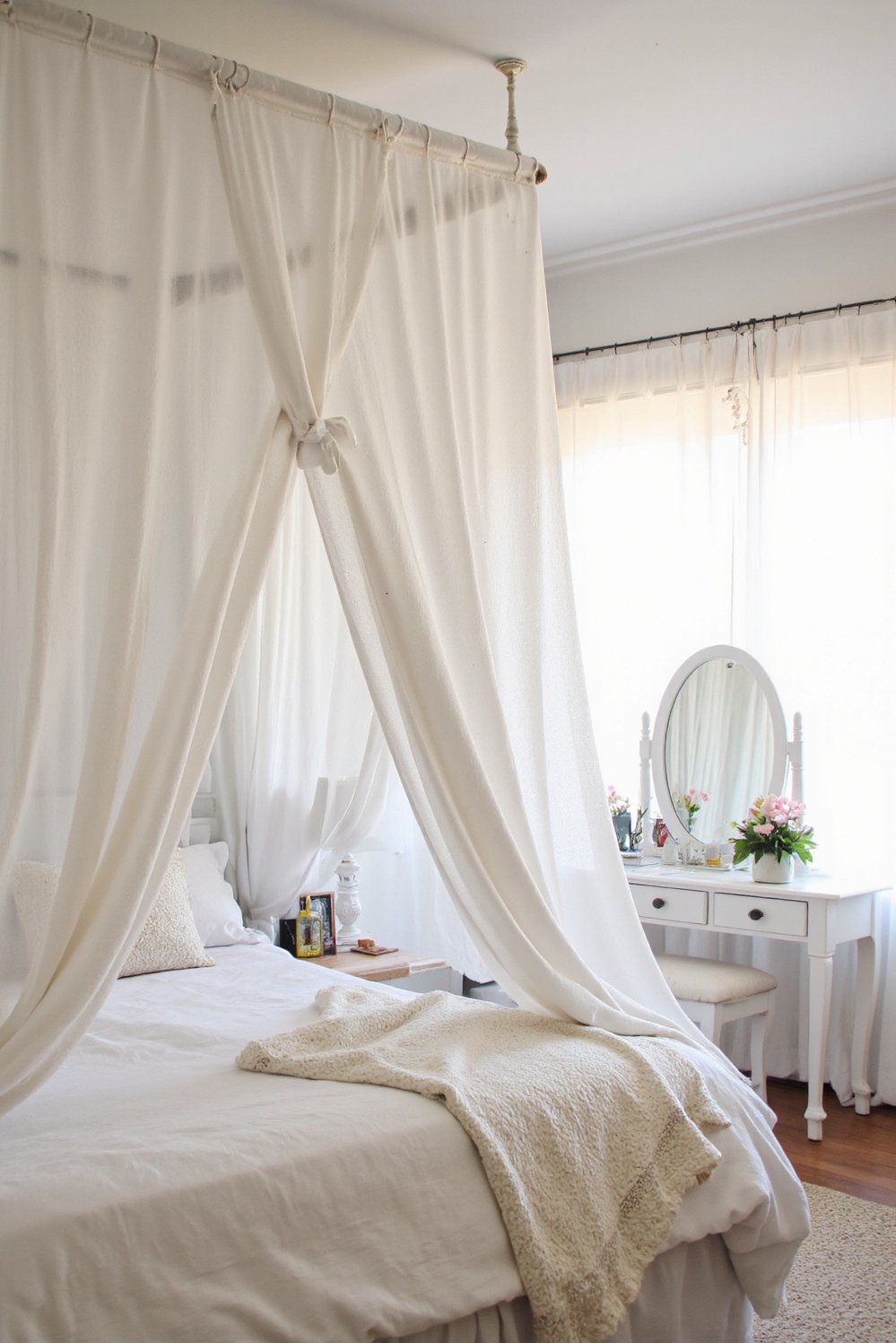 White bedroom decor ideas - Dreamy Whites: Cozy White Bedroom Design - Create a dreamy white bedroom. I love the...