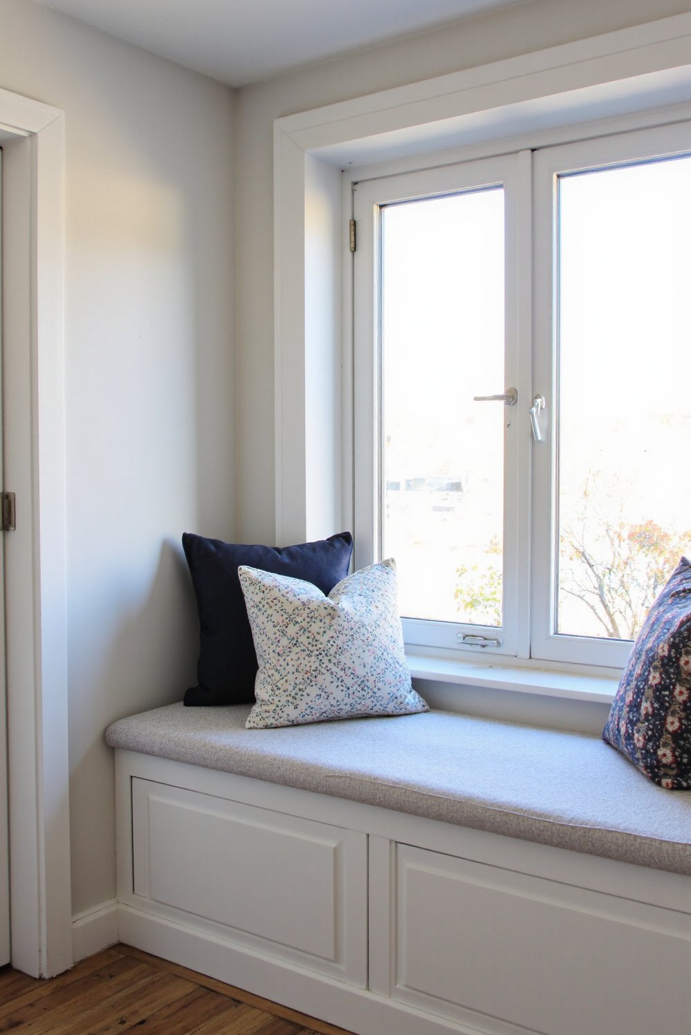 Scandinavian bedroom ideas - Small Scandi Bedroom with Built-In Window Seat - Small Scandinavian bedroom with a built-in window seat....