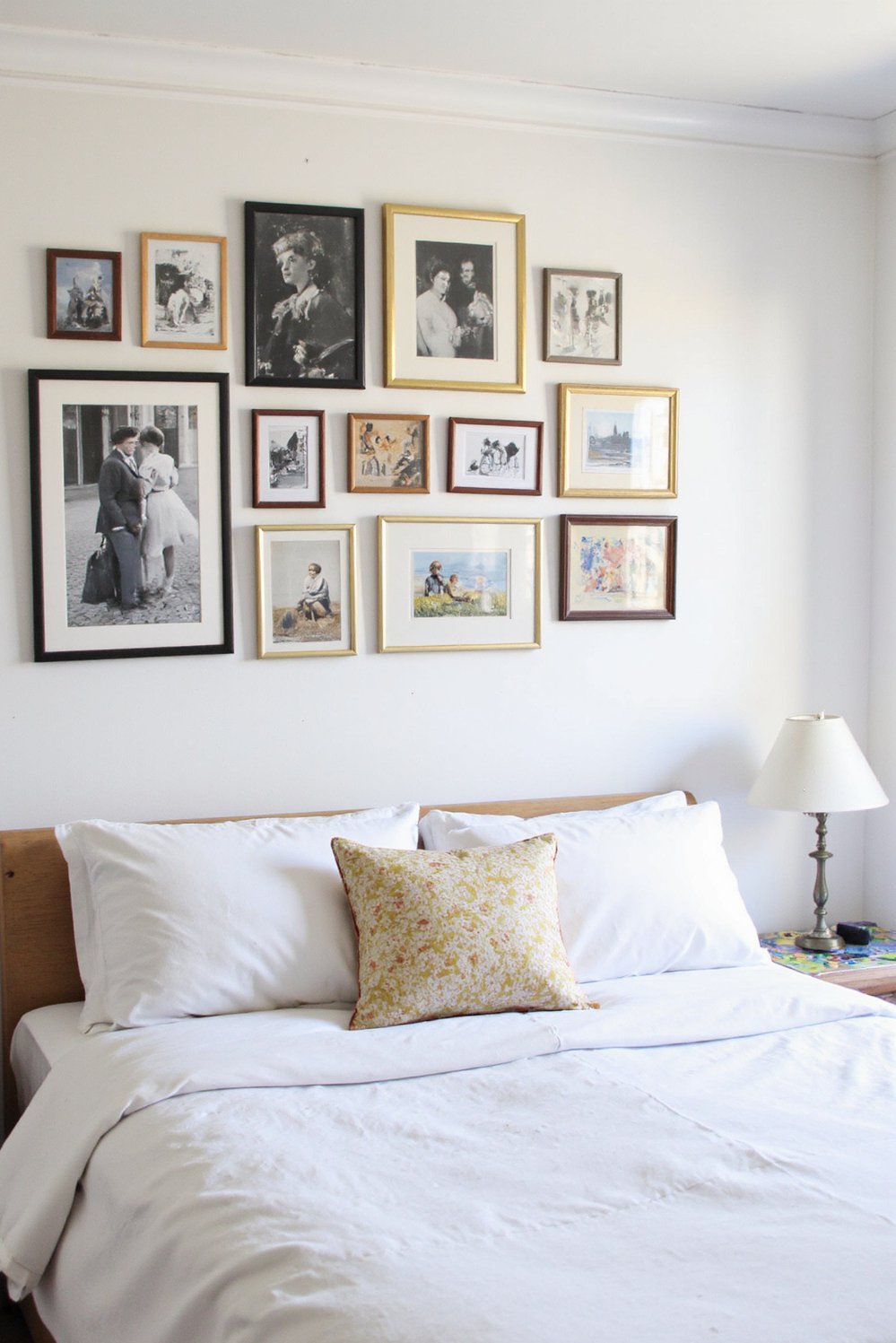 Scandinavian bedroom ideas - Gallery Wall Scandinavian Bedroom Ideas - Scandinavian bedroom with gallery wall. White walls showcase...