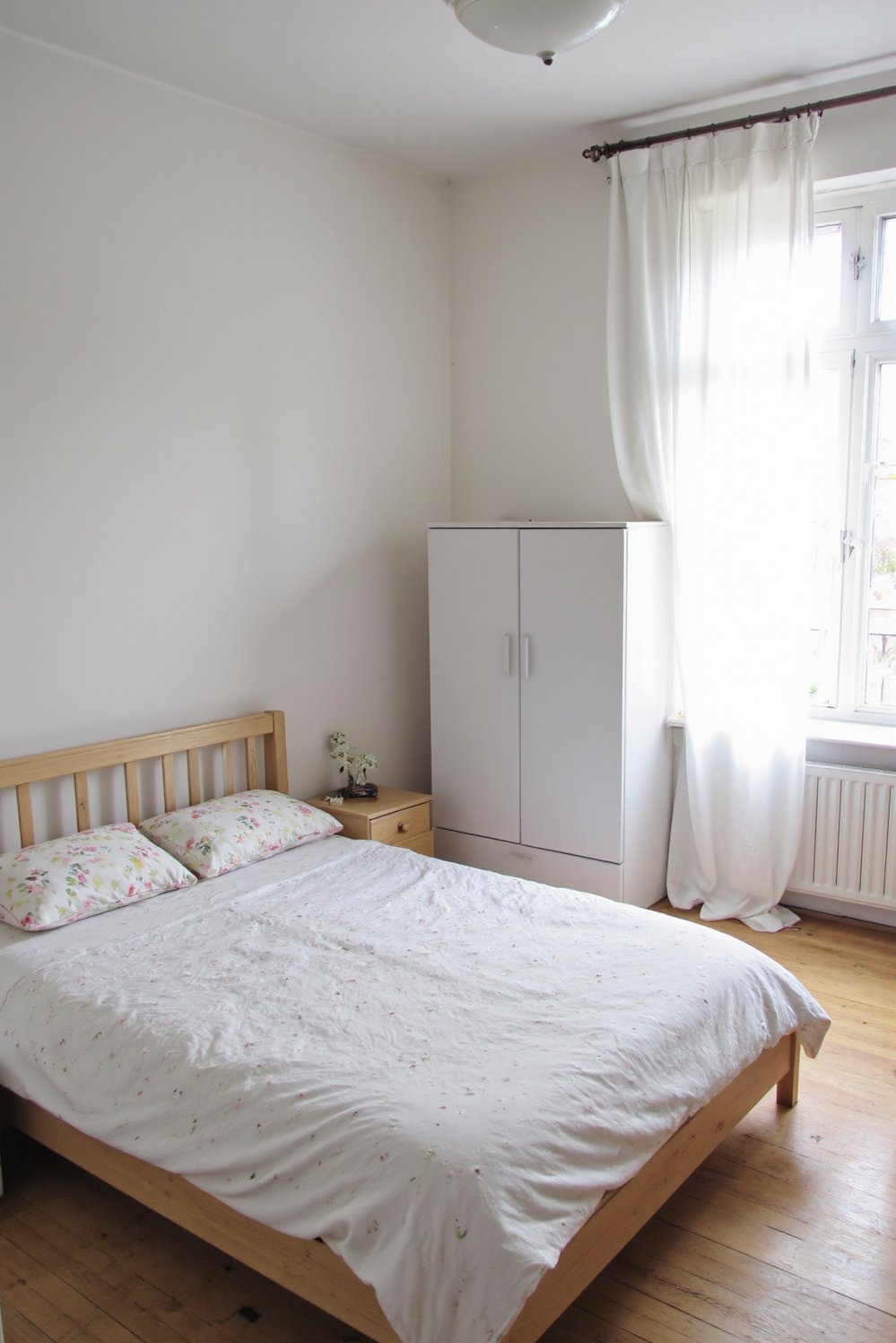 Scandinavian bedroom ideas - Minimalist Scandinavian Bedroom: Space & Simplicity - Minimalist Scandinavian bedroom: Simple furnitureâa bed, nightstand, and...
