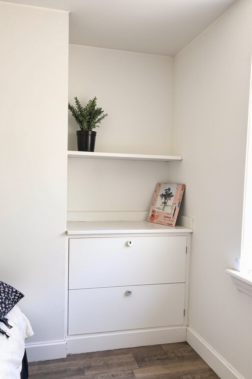 Tips for minimalist bedroom decoration - Small Bedroom Layout: Maximize Space with Minimalist Decor - Maximize your small bedroom space with smart storage...
