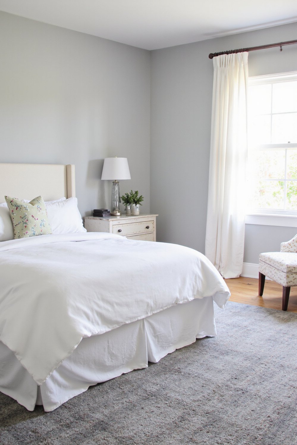 White bedroom decor ideas - Grey & White Bedroom: Sophisticated Design Ideas - This sophisticated white bedroom design is calming and...
