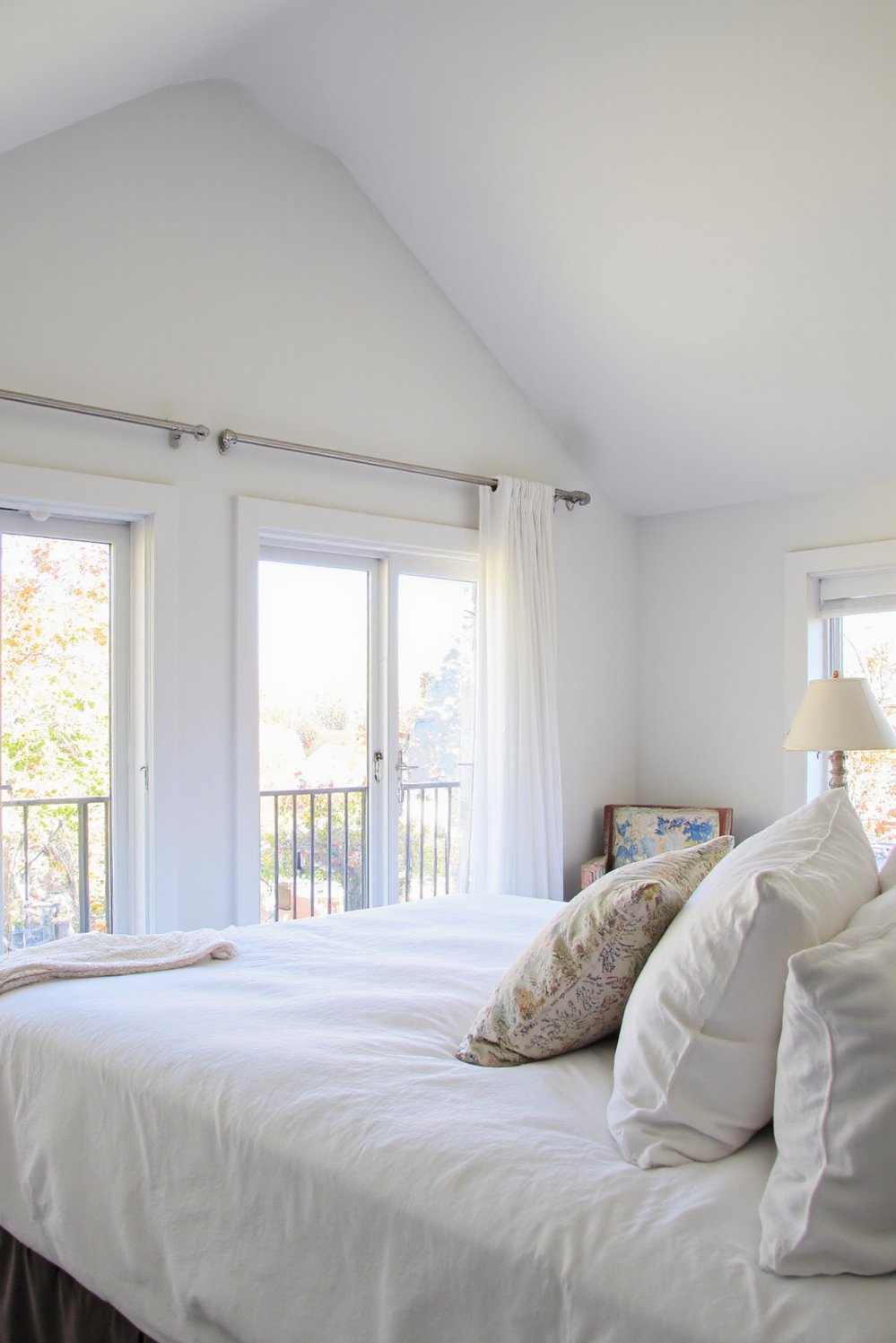 White bedroom decor ideas - Airiness & Light: Spacious White Bedroom Design - Bright white bedroom with high ceilings. Floor-to-ceiling windows...