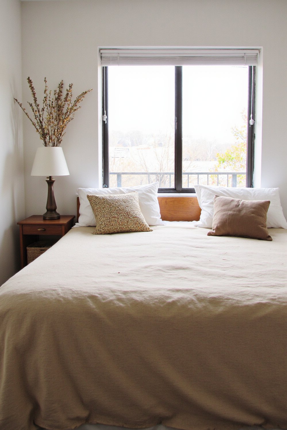 Tips for minimalist bedroom decoration - Cozy Minimalist Bedroom: Small Space, Big Style - Create a cozy, minimalist bedroom. Muted earth tones...