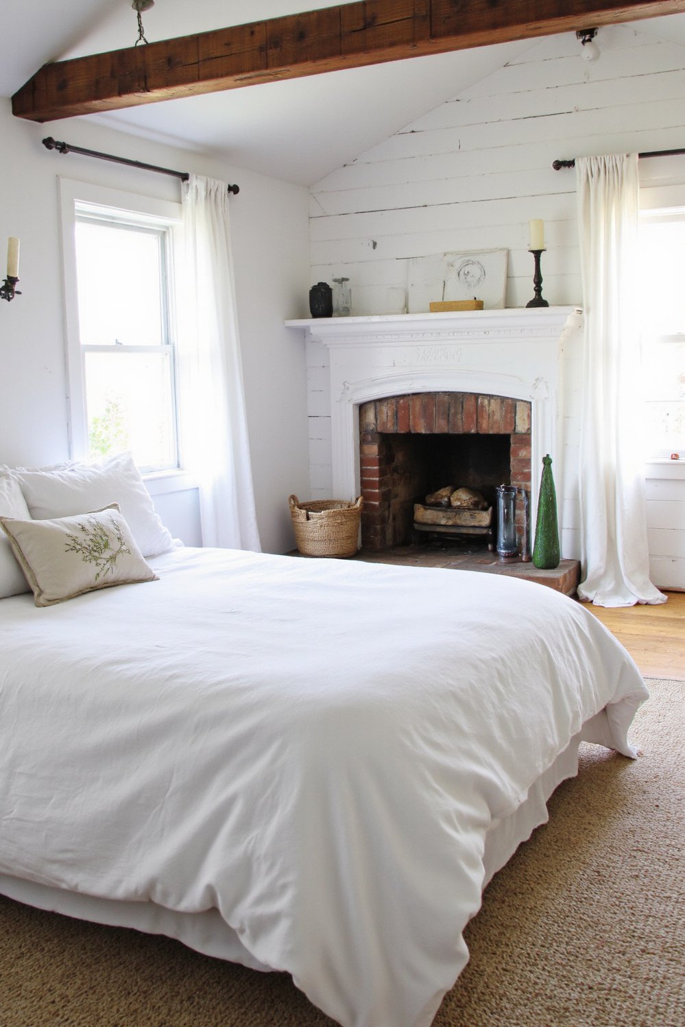 White bedroom decor ideas - Cozy White Bedroom: Farmhouse Style & Dreamy Whites - Create a serene farmhouse bedroom. Whitewashed brick and...