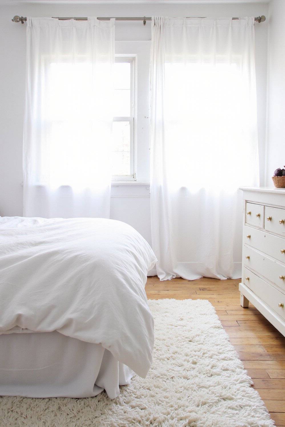 White bedroom decor ideas - Dreamy Whites: Cozy White Bedroom Design - Create a bright and airy white bedroom. I...