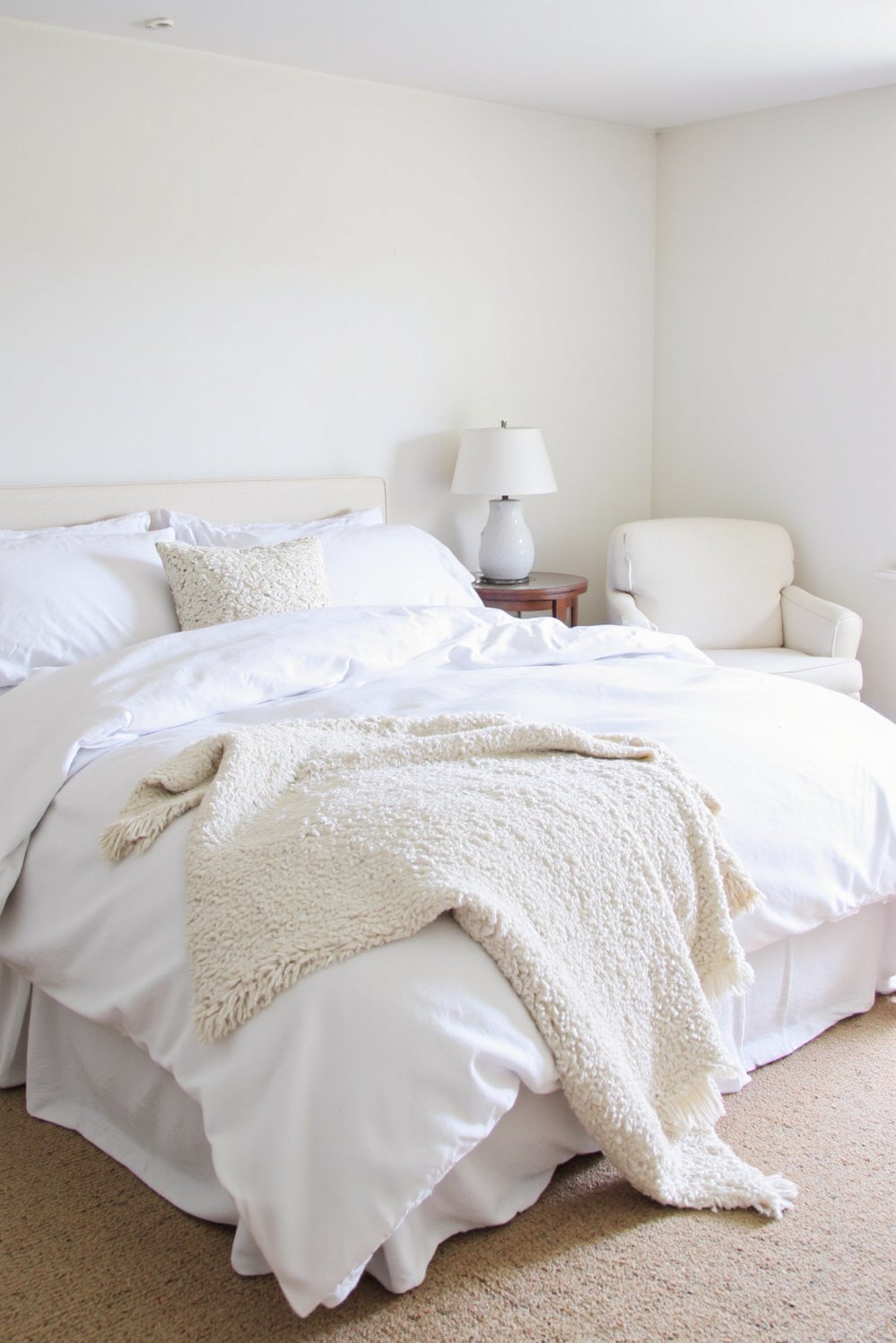 White bedroom decor ideas - Cozy White Bedroom: Layered Textures & White Bedding - Cozy white bedroom ideas for a relaxing retreat....