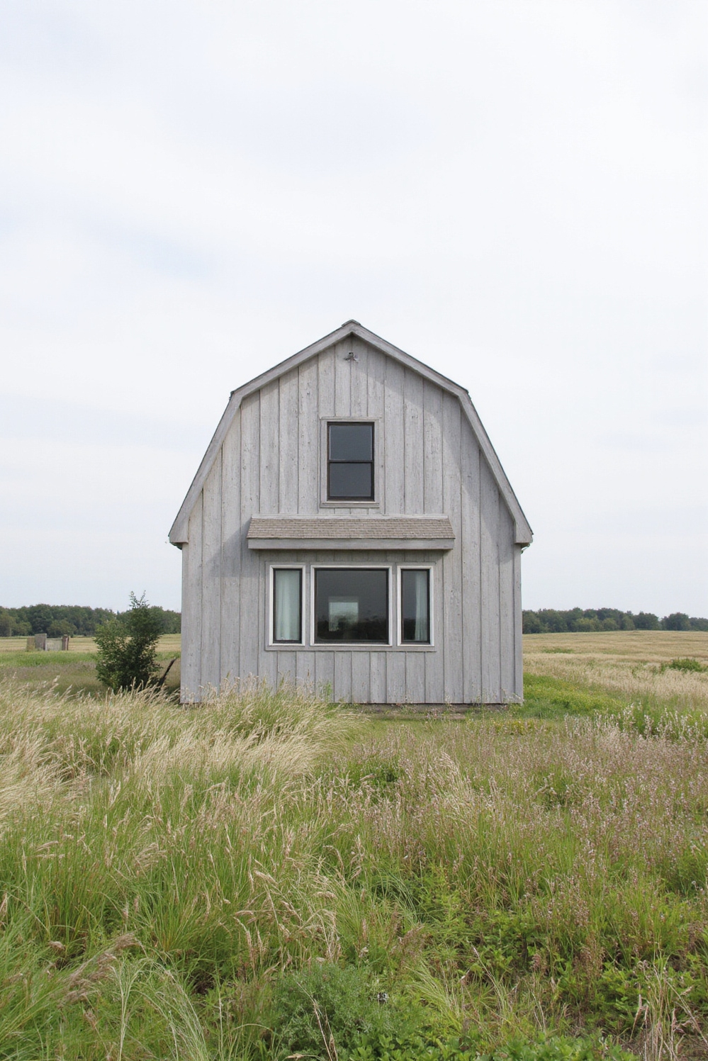 modern barn house - Modern Barn Houses: Timeless Prairie Living - The sun bathes this modern barn house in...