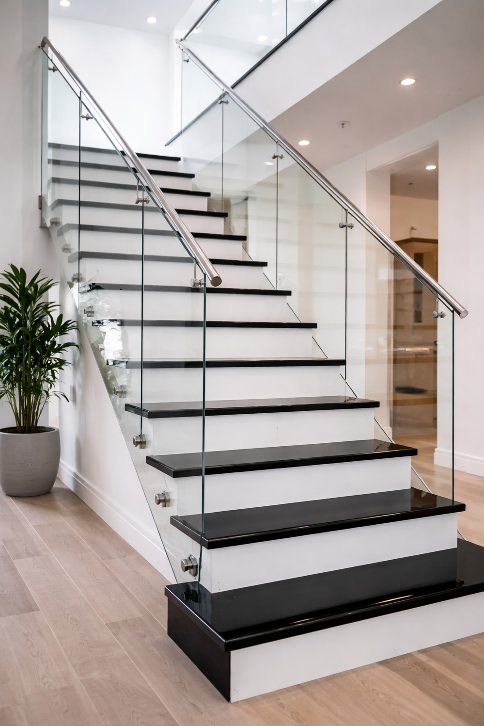 Black painted stair treads ideas - Black Stair Treads: A Sharp Look - These black painted stair treads look so sharp...